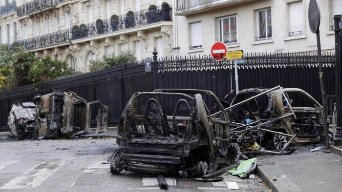 Korrespondent Paris Er Fyldt Med Br ndte Biler Og Smadrede Butikker 