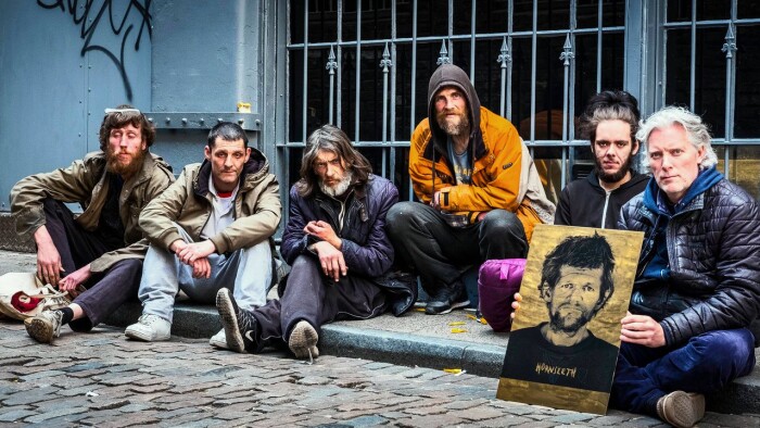 Køb en hjemløs for 700 kroner: Hornsleth udstiller hjemløse i Hellerup ...