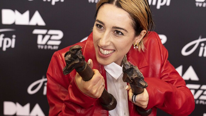 For første gang er mere end én kvindelig sangskriver på listen over ...