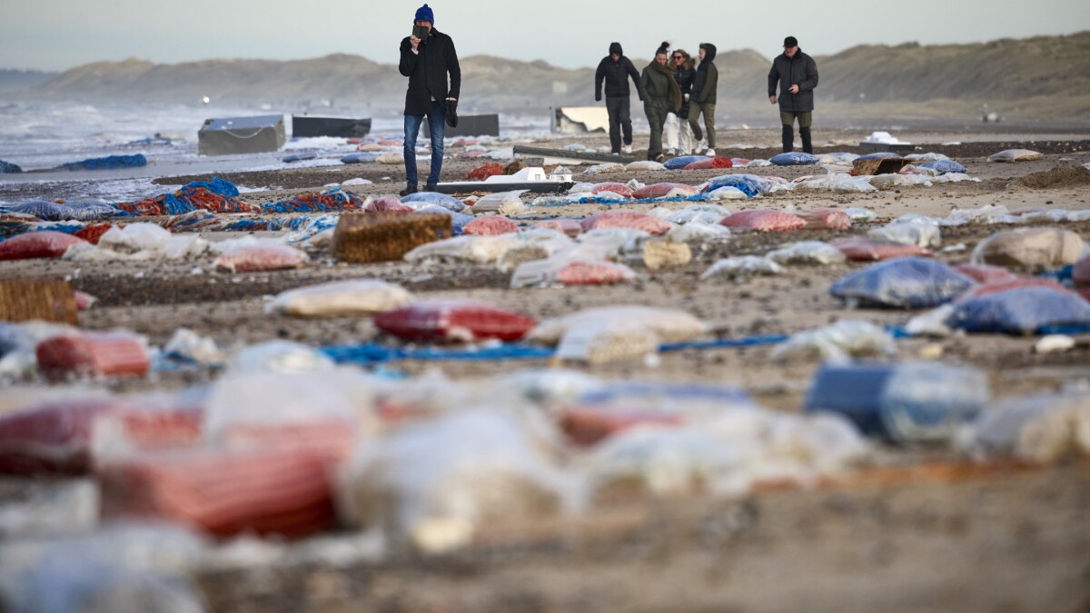 Se Videoen Nordjyske Strande Flyder Over Med Madrasser Kanyler Og K Leskabe Indland Dr