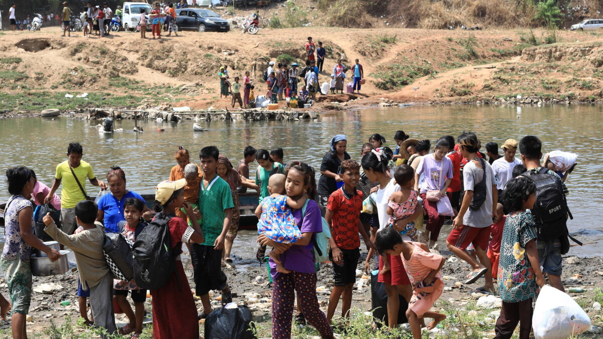 Tusindvis Flygter Fra Grænseby I Myanmar, Mens Militæret Bliver Skubbet ...