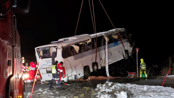 Norsk politi har hentet bus op fra sø efter dødsulykke